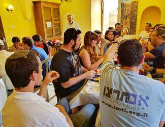 Im Tirtzu share a meal together on their mission