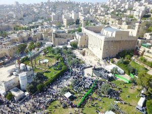 Aerial view of the Tomb of the Patriarchs and stream of visitors on Passover
