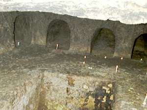 Photo: The structure of the burial cave corresponds to the Talmud's description.