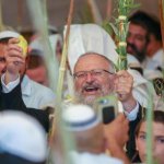 Worshipers praying at the Maarah with their lulavs on sukkot