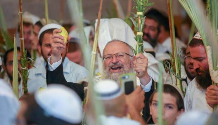 Worshipers praying at the Maarah with their lulavs on sukkot