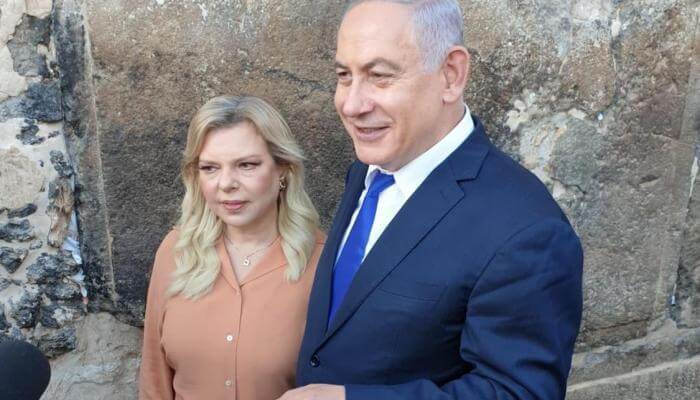 Benjamin and Sara Netanyahu outside the Herodian walls of the Tomb of the Patriarchs complex in Hebron, Sep. 4, 2019. Credit: Prime Minister's Office